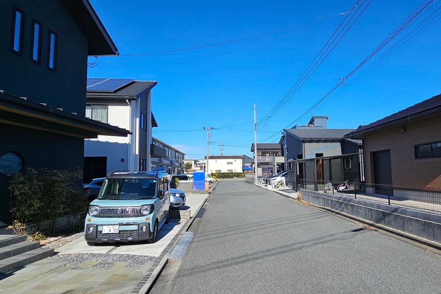 三井アウトレットパーク木更津に隣接する住宅地。新しい住宅が建ち並ぶ。2025年1月8日撮影（画像：大塚良治）