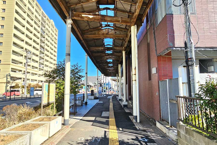 木更津駅西口富士見通り商店街のアーケードは老朽化が激しく、2025年3月までの予定で撤去作業が進む.jpg作業が進む。2025年1月8日撮影（画像：大塚良治）