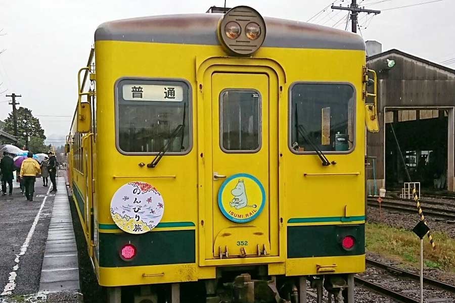 大多喜駅に停車中のいすみ鉄道いすみ350型気動車、2017年11月23日撮影（画像：大塚良治）