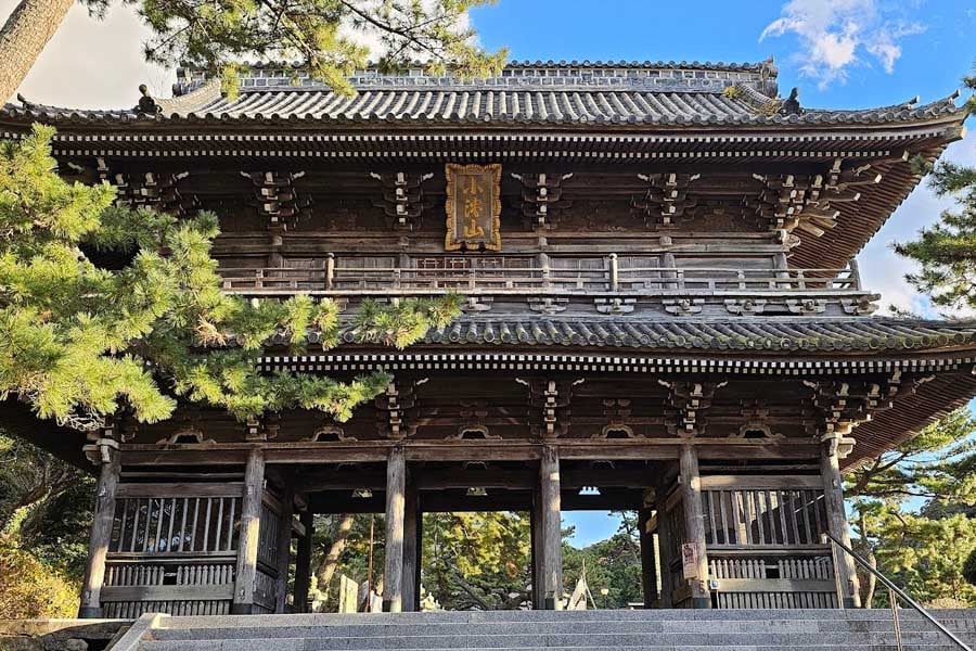 小湊山誕生寺。小湊鉄道は参詣客輸送のため小湊への延伸を構想していた。2024年12月24日撮影（画像：大塚良治）