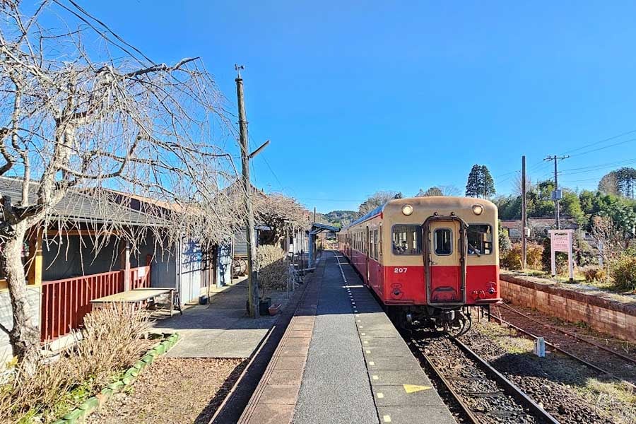 小湊鉄道線養老渓谷駅には足湯を併設。2024年12月14日撮影（画像：大塚良治）