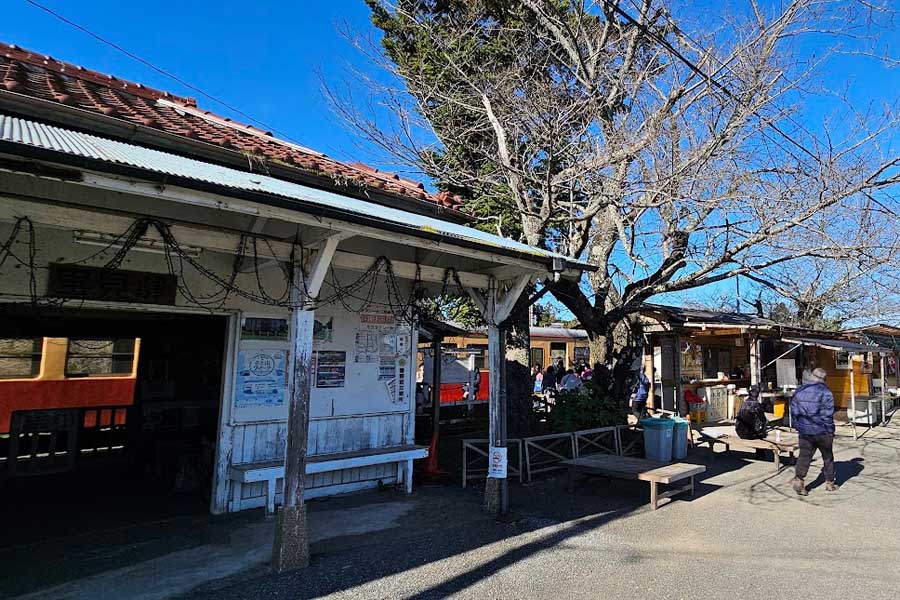 小湊鉄道線里見駅では長い停車時間を過ごす客のために地元住民らが物販を行う。2024年12月14日撮影（画像：大塚良治）
