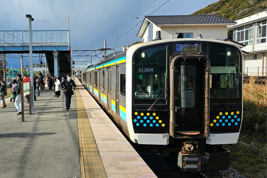 浜金谷駅に停車中のE131系の普通上総一ノ宮行き。2024年12月22日撮影（画像：大塚良治）