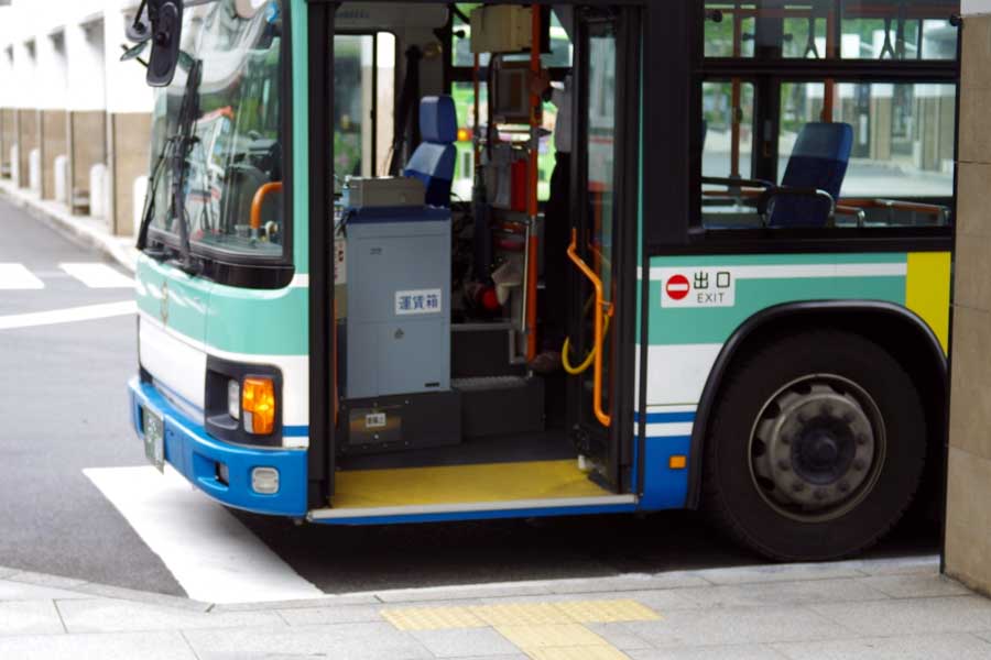 路線バス（画像：写真AC）