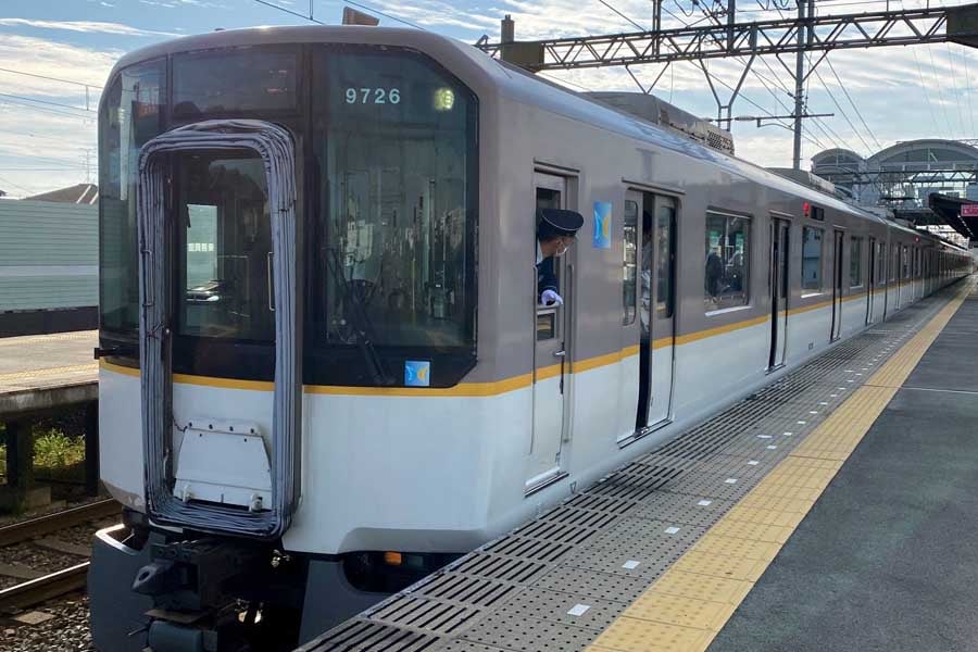 新祝園駅に到着した近鉄京都線の普通列車(画像:高田泰)