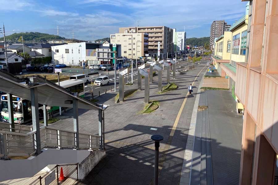 奈良交通の路線バスが運行する精華町の中心部（画像：高田泰）