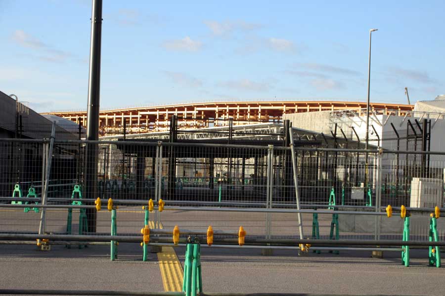 フェンスの向こう側にそびえ立つ大屋根リング（画像：高田泰）