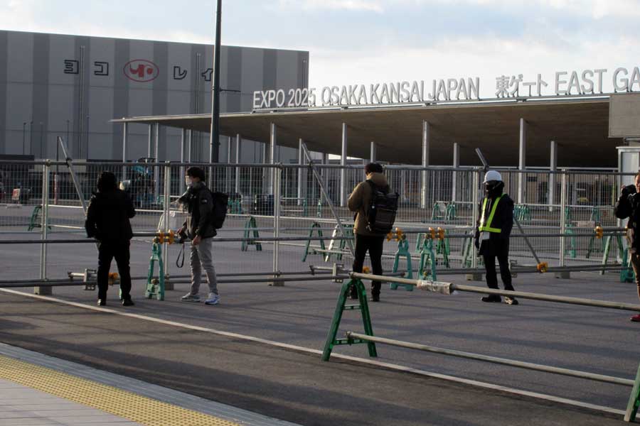 夢洲駅の西側に整備された万博の東ゲート（画像：高田泰）