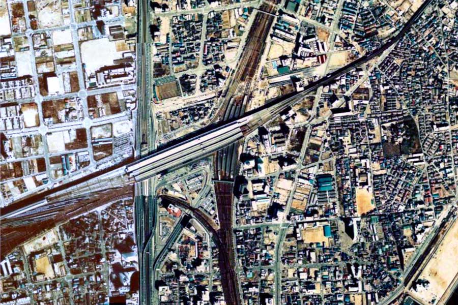 1975年頃の「新大阪駅」周辺の航空写真（画像：国土地理院）