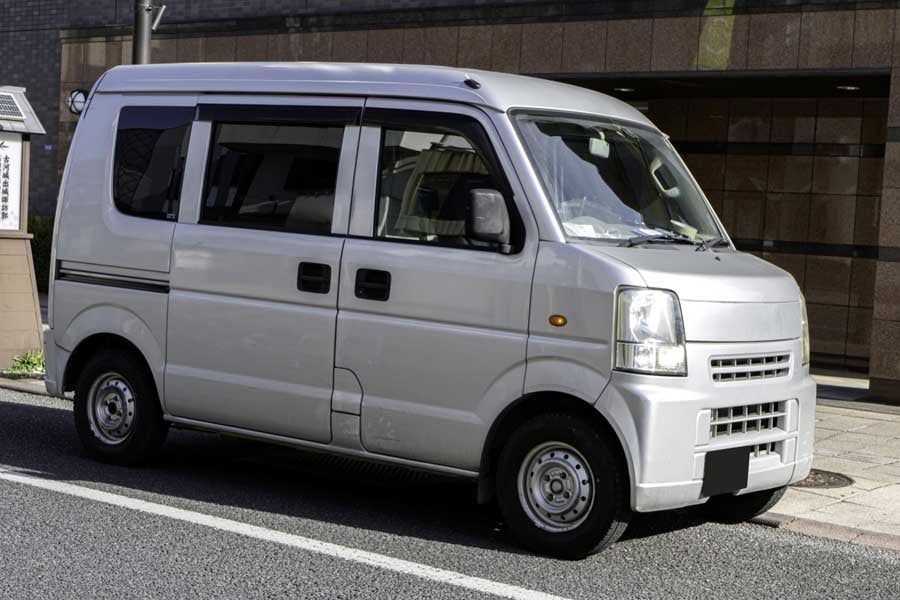 停車中の軽バン(画像:写真AC)