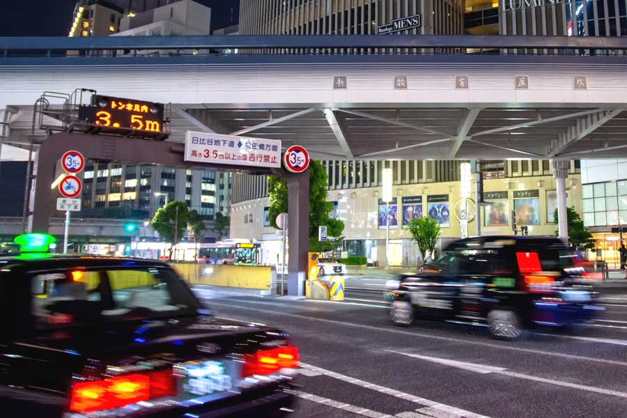 夜のタクシー（画像：写真AC）