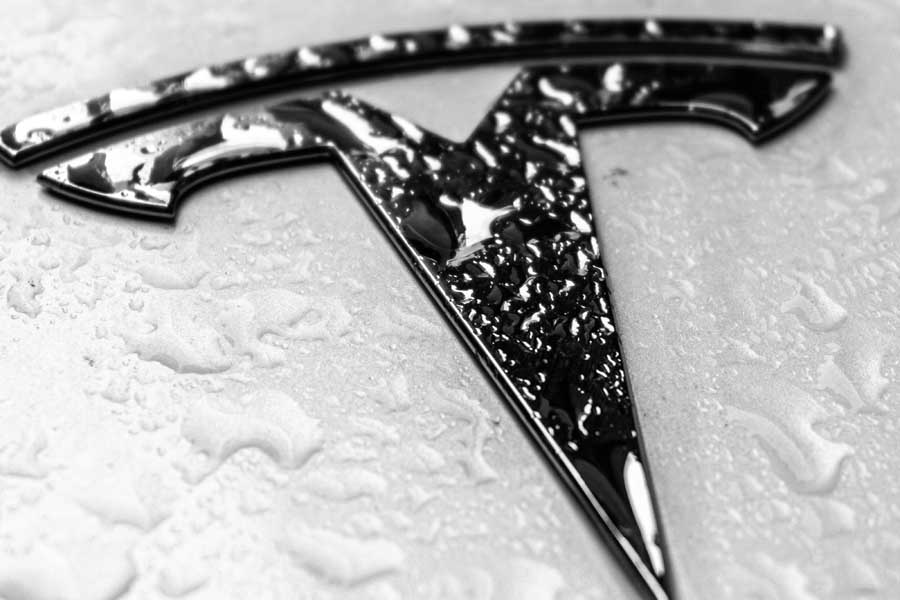 テスラのエンブレム（画像：Pexels）