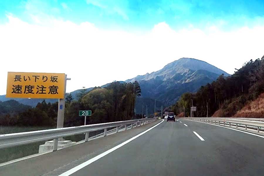 中部横断道の追越車線の設置区間（画像：写真AC）