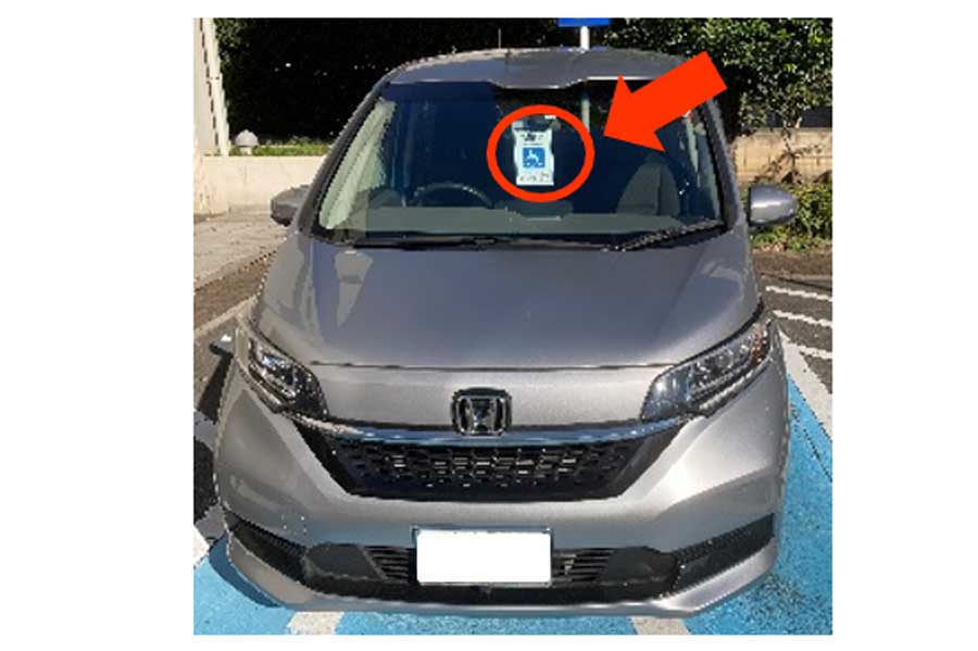 被害額が350万円オーバー！ 雹（ひょう）による被害を受けた車両の様子（画像：Merkmal編集部）