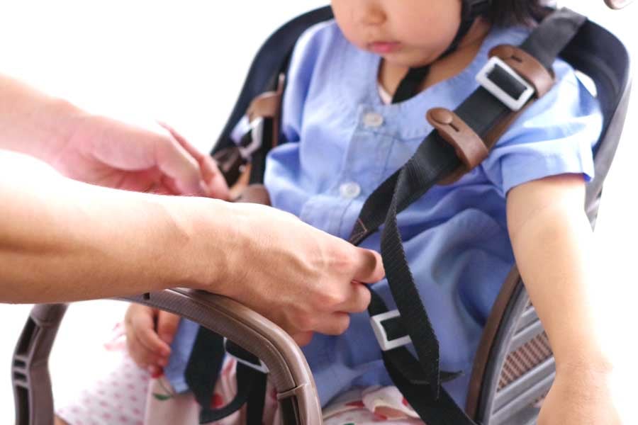 子ども乗せ自転車に乗っている子ども（画像：写真AC）