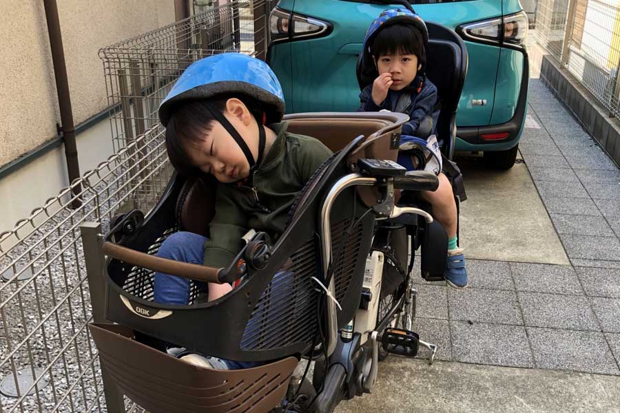 ふたりの子どもが1台の自転車に乗っている様子（画像：写真AC）