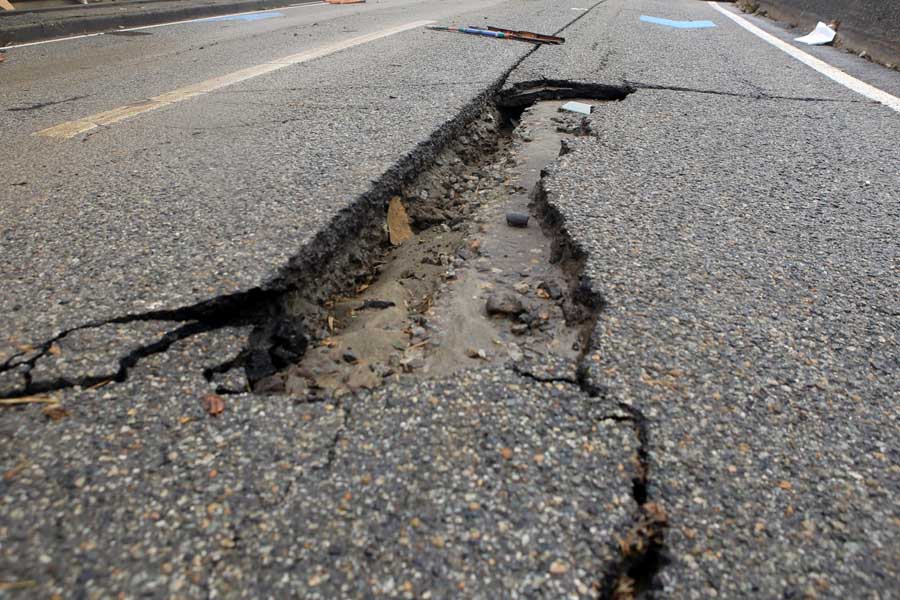壊れた道路のイメージ（画像：写真AC）