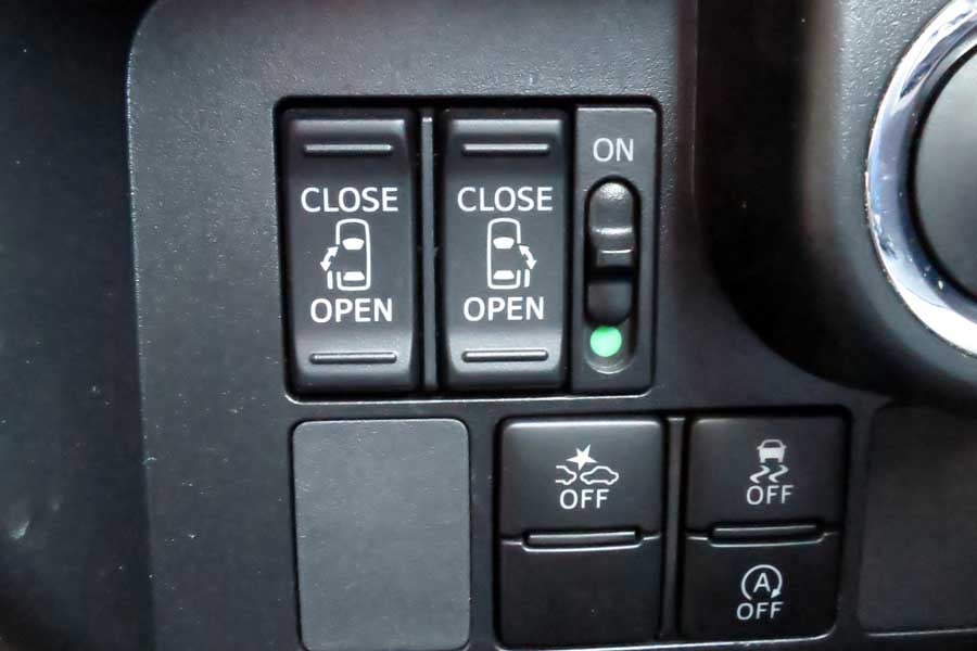 パワースライドドアを開け閉めするための操作スイッチ(画像:写真AC)