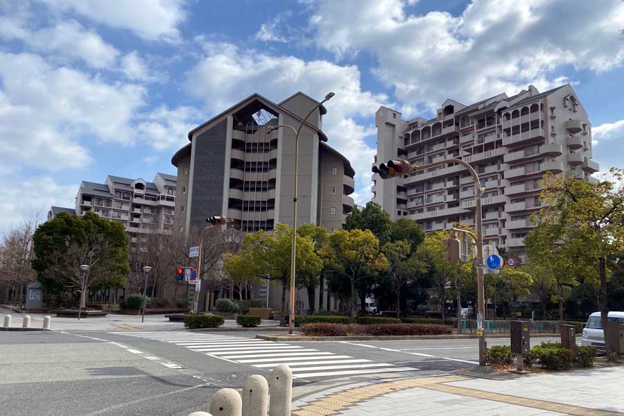 アイランド北口駅付近に並び立つマンション群（画像：高田泰）