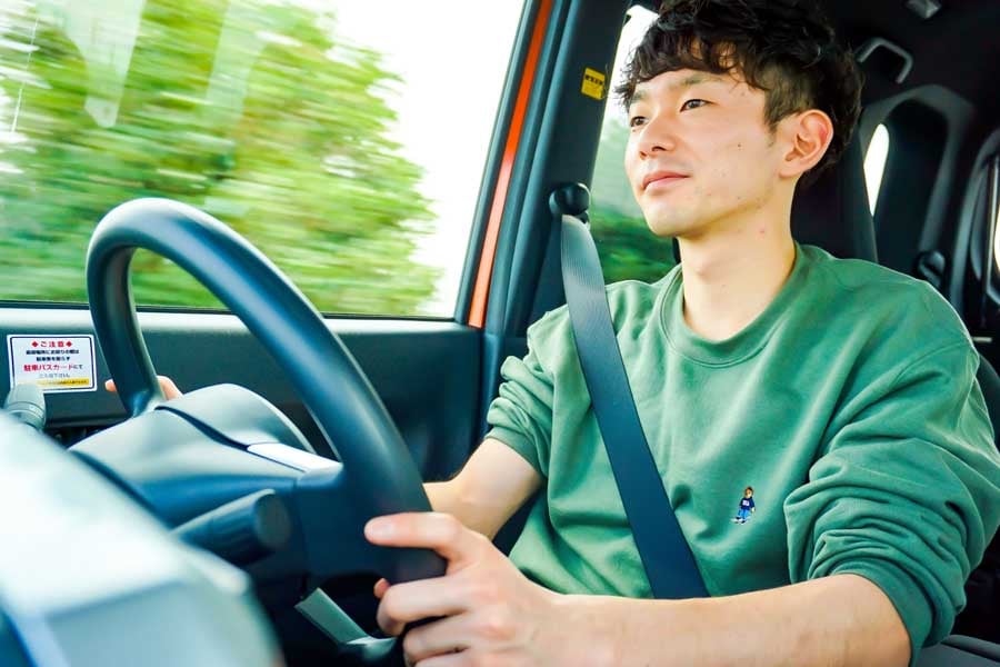 運転する若者イメージ(画像:写真AC)