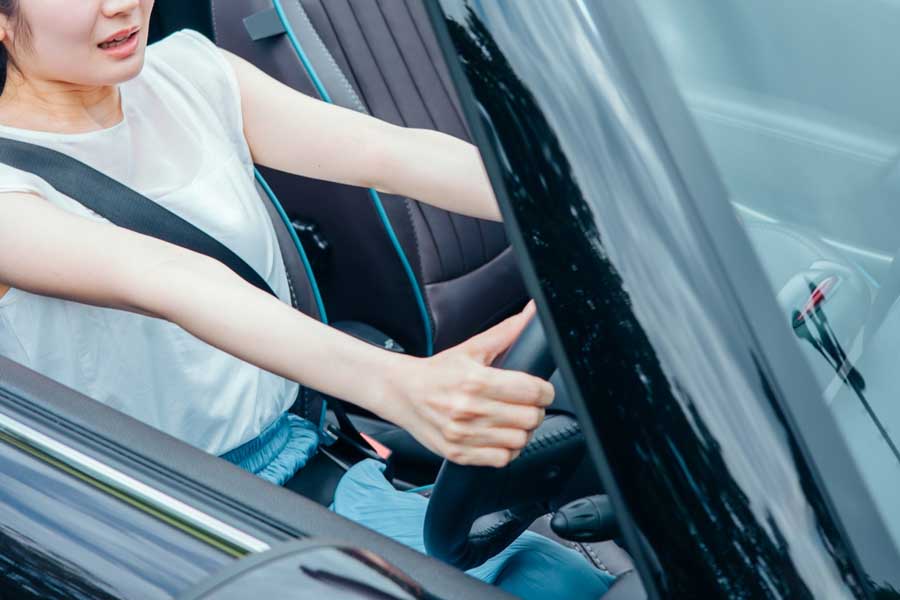 急ブレーキをかける女性（画像：写真AC）