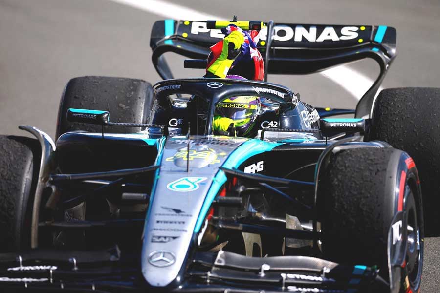 2024年7月7日、イギリス中部のシルバーストン・サーキットで開催されたF1イギリスGPで優勝し、喜ぶメルセデスのルイス・ハミルトン（画像：AFP＝時事）