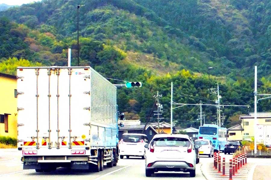 物流トラック（画像：写真AC）