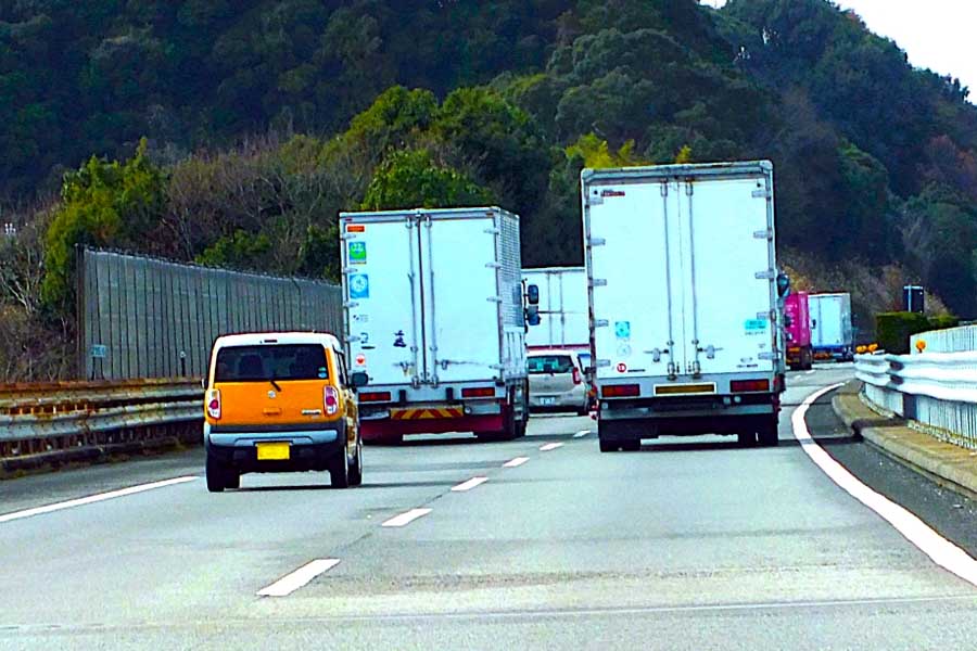 物流トラック（画像：写真AC）