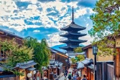 なぜインバウンドは「定番スポット」に集中するのか？ 今すぐ必要な観光地の分散化、関空より徳島空港が重要？ オーバーツーリズム解消に欠かせない移動改革とは