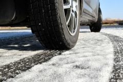 スタック多発なのに！ なぜ「冬用タイヤ」を装着しないのか？ 雪道での立ち往生が生む年間12億円超の経済損失