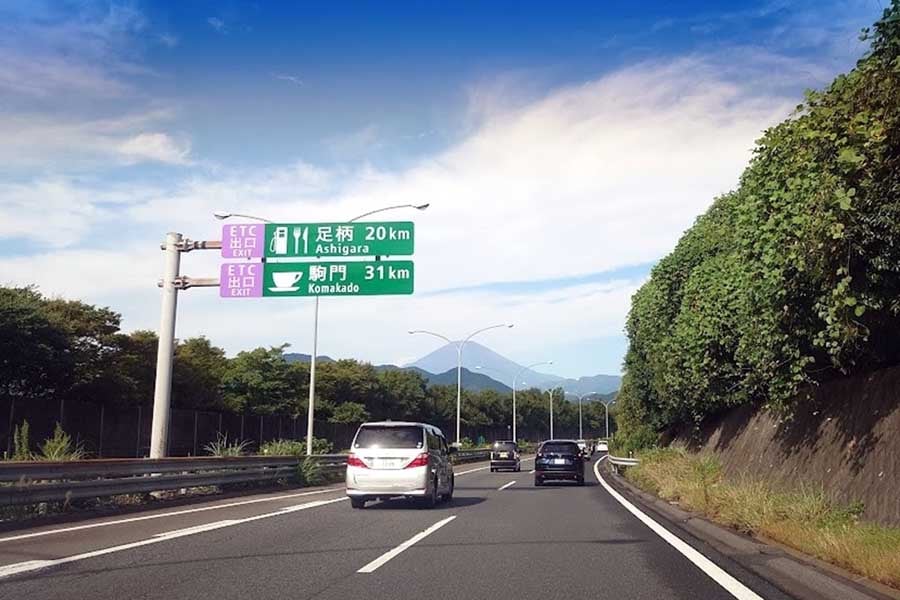 東名高速道路で冬用タイヤを使っている車の割合は低い(画像:都野塚也)
