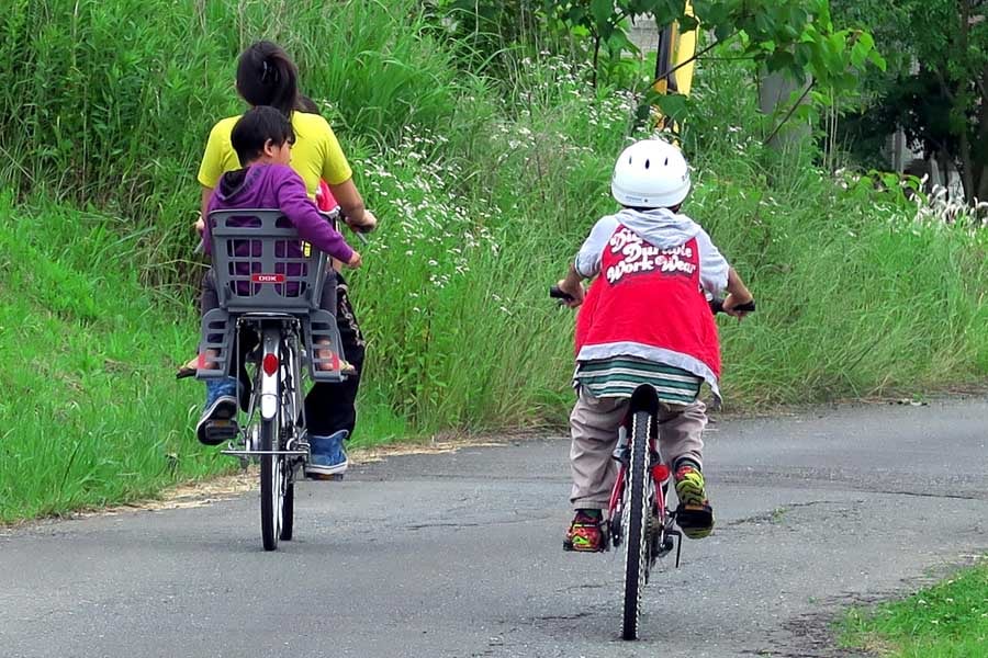 親子でサイクリングをする様子(画像:写真AC)