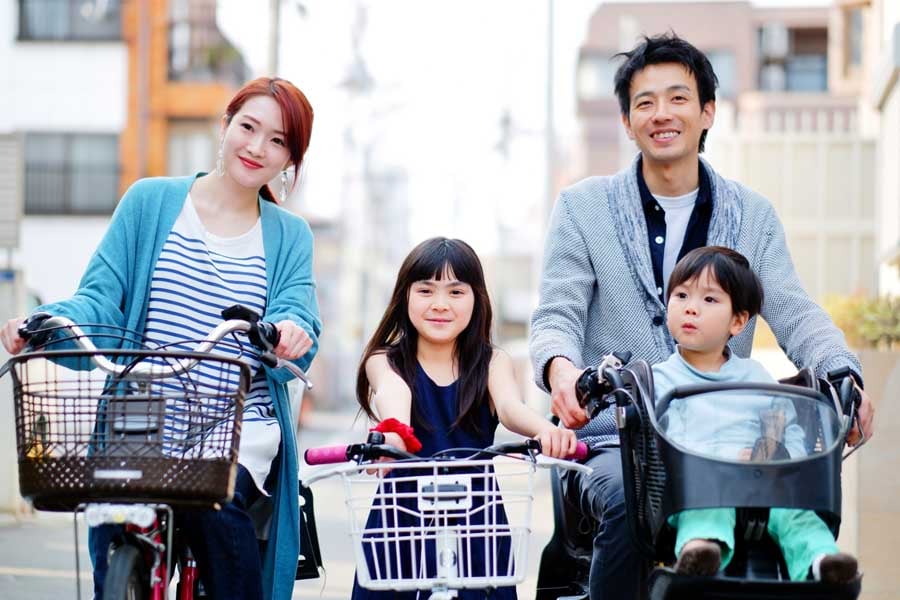 自転車に乗る家族(画像:写真AC)