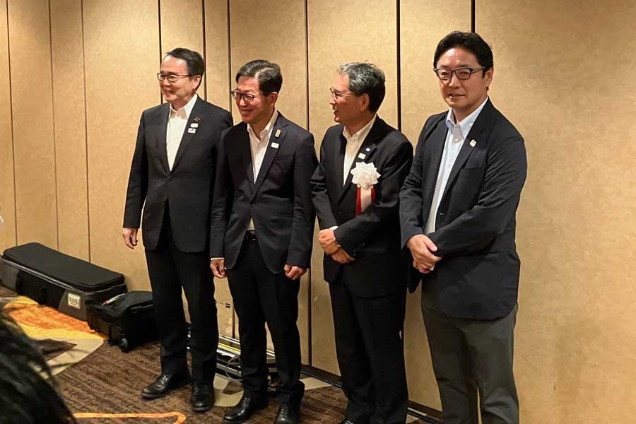 「期成会会長、副会長(左から香川県知事、高知県知事、四経連会長、徳島県知事)」