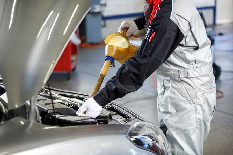 整備士がオイル交換をしている様子（画像：スズキアリーナ沼津大岡）