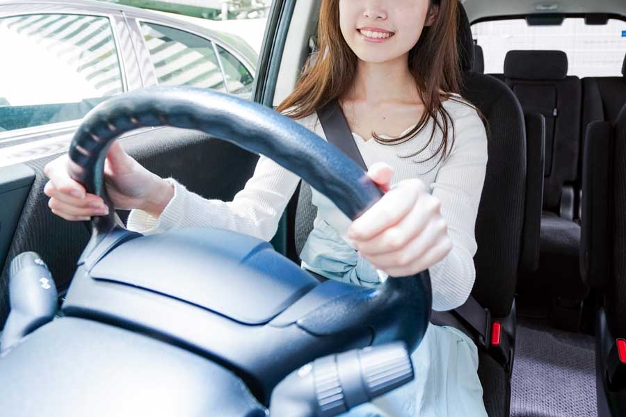 安心して車を運転する女性（画像：写真AC）