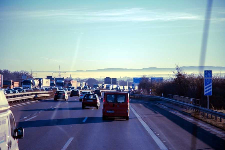 ドイツの高速道路(画像:写真AC)