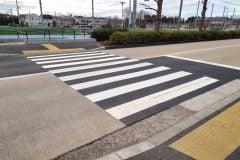 信号機なしの横断歩道、「お辞儀」は必要？ それとも単なる同調圧力？ JAF調査が示す47%の車両が停止すらしない現実、交通マナーの現在地を探る