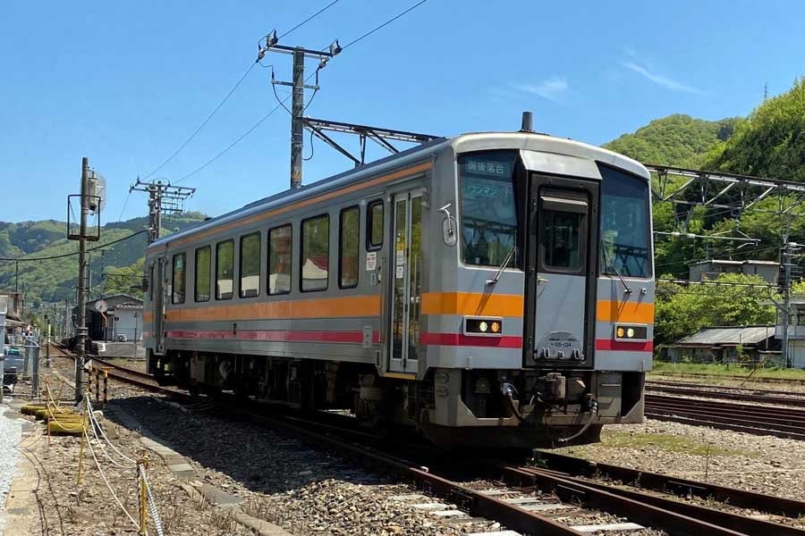 岡山県新見市を走る芸備線の車両(画像:高田泰)