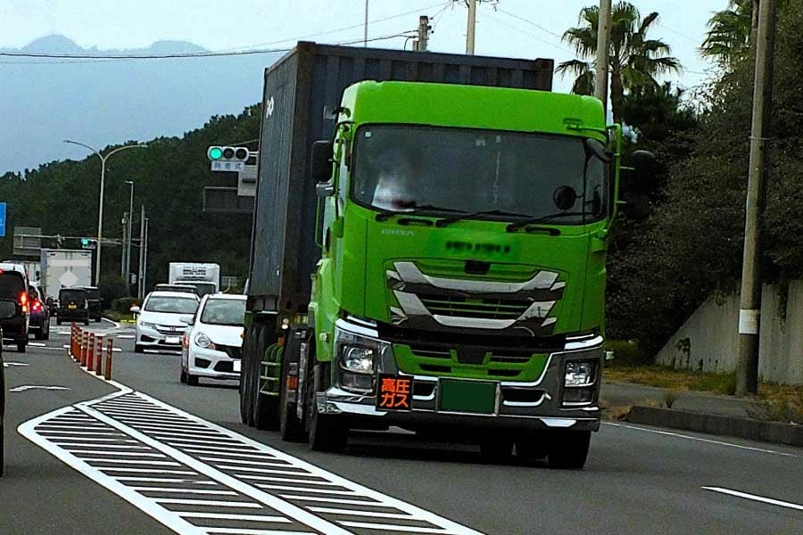 物流トラック(画像:写真AC)