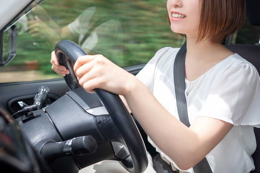 安全運転をおこなう女性（画像：写真AC）