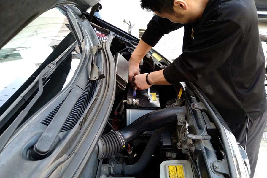 車のバッテリー交換を行う様子（画像：写真AC）