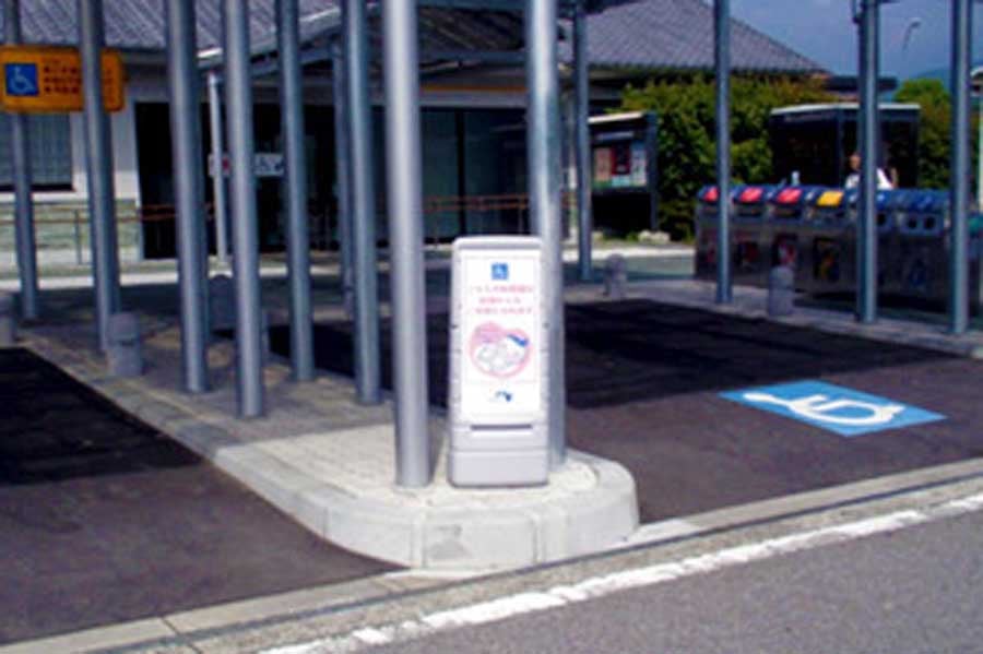 マタニティマークが表示された駐車場(画像:NEXCO西日本)