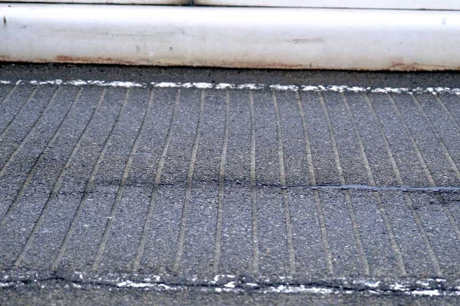 路面に設置されたメロディーロード(画像:写真AC)