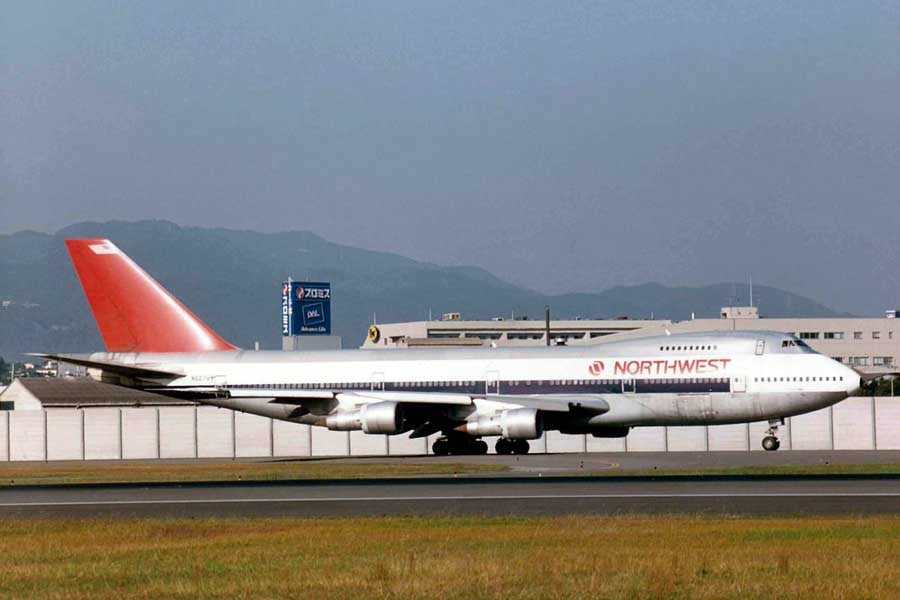大阪伊丹空港のボーイング747-100。1990年、ノースウエスト合併後のカラーリング(画像:Communi core)