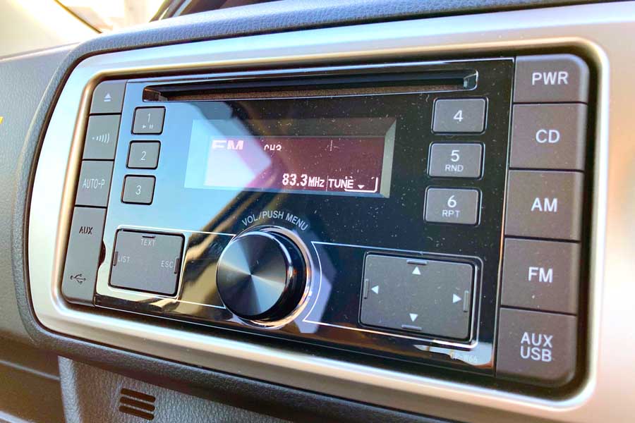 音楽を聞きながら楽しくドライブ（画像：写真AC）