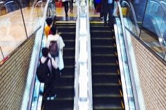 エスカレーター「片側空け」は誰が決めたのか？ ぶっちゃけ輸送効率低下です！ 事故も多発…欧米信仰と譲り合いの罠！ 鉄道各社も警鐘の現実