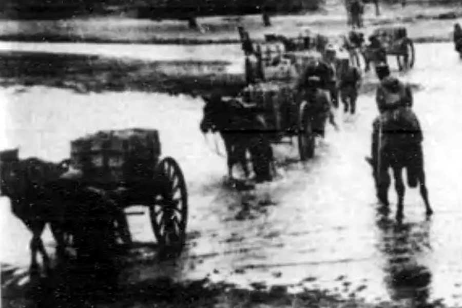 第一次世界大戦における日本軍の馬車による輸送（輜重）隊　北川由之助編『世界大戦写真帖』国会図書館蔵（画像：近代食文化研究会）