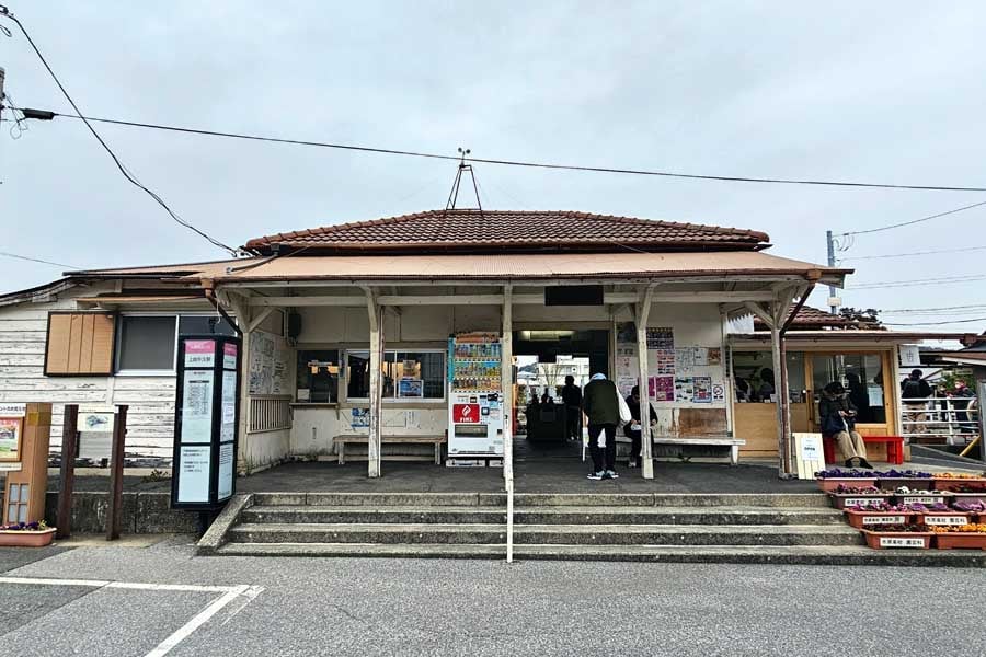 鉄道開業100周年記念フリー乗車デー当日は、上総牛久駅では物販や乗車券発行体験が実施された。2025年3月8日撮影（画像：大塚良治）