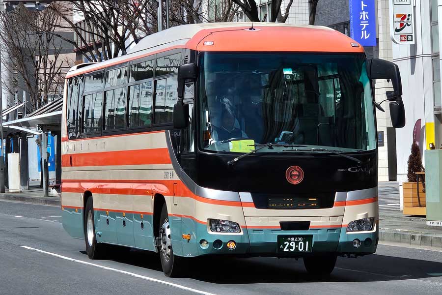 小湊鉄道と資本関係を有する九十九里鐡道のバス。車体塗装は小湊鉄道バスと共通デザインを採用する。『京成電鉄100年の歩み』によると、1944年3月31日に京成電気軌道（現・京成電鉄）の関係会社となったと記されている。2025年3月7日撮影（画像：大塚良治）